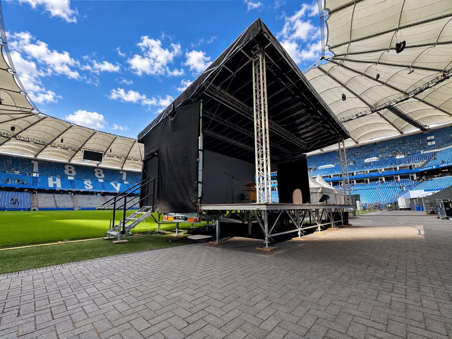Bühnenaufbau mit Traversendach im Volksparkstadion Hamburg, Zuschauerränge im Hintergrund